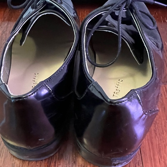 Menswear inspired women’s shoe size 5 in patent leather. - Picture 3 of 4